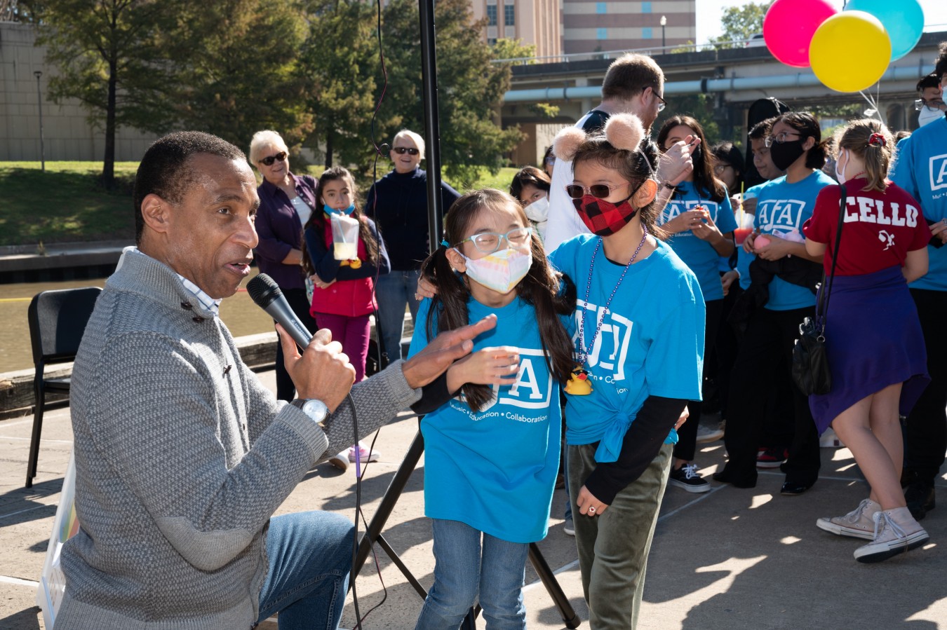 Emcee Len Cannon of KHOU11 chats with AFA students
